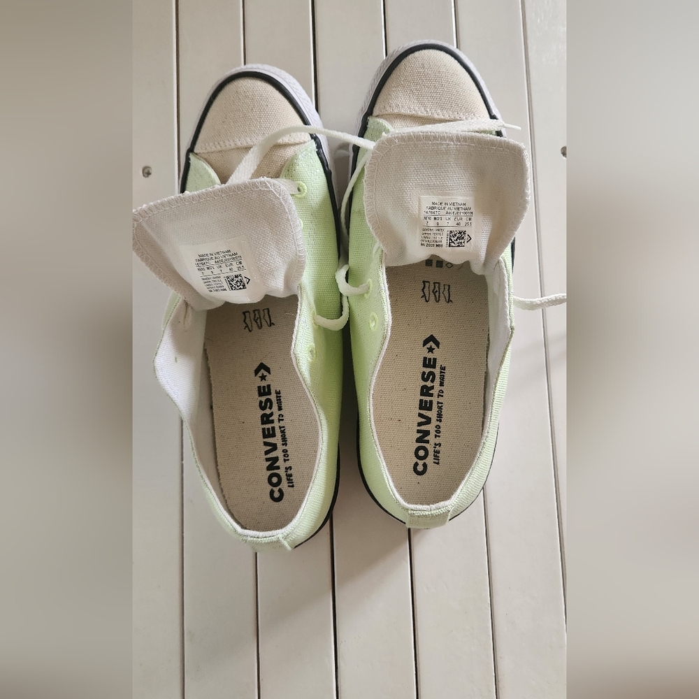 Converse Women's Light Green Canvas Sneakers.  Size: 7mens. 9wo's - Picture 8 of 9